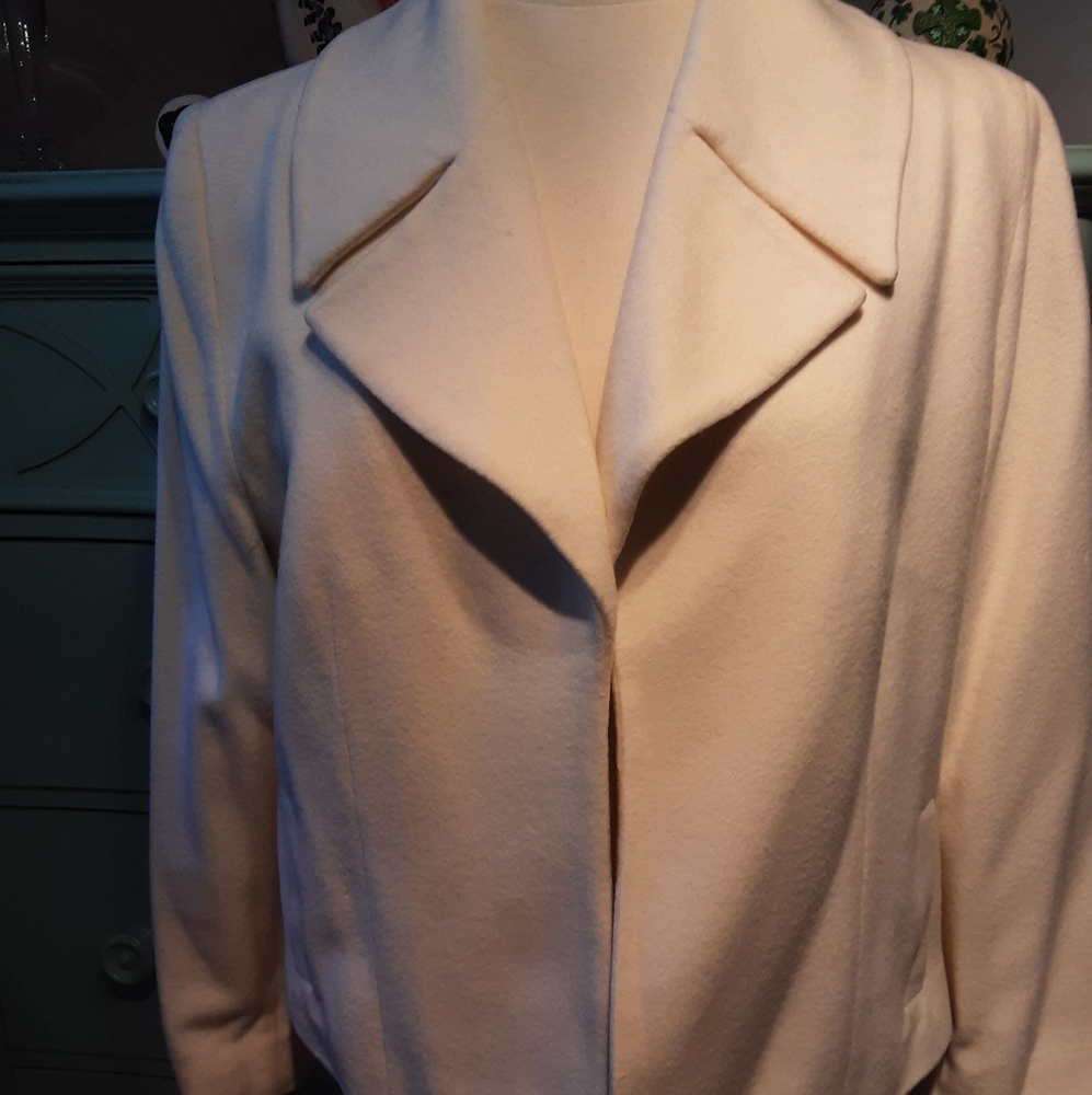 Chic Cream Women's Blazer